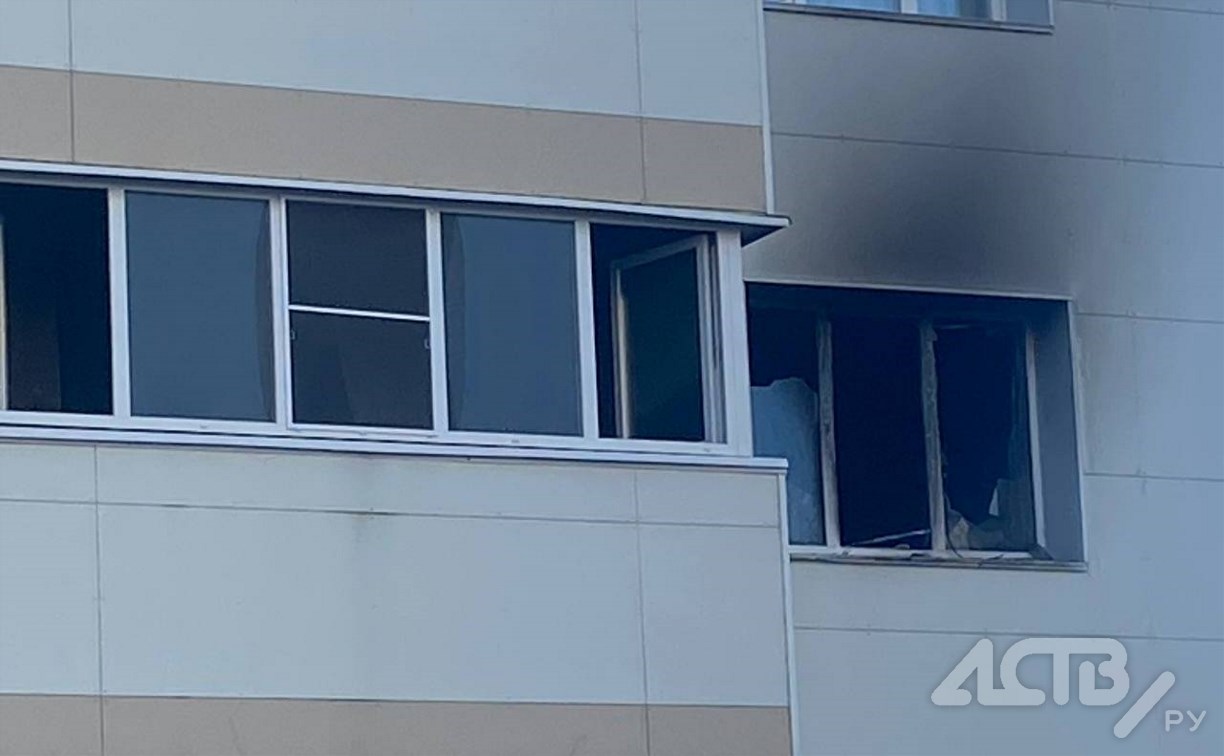 Женщину и ребенка эвакуировали при пожаре в Южно-Сахалинске