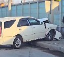 На ул. Железнодорожной в Южно-Сахалинске универсал врезался в столб прямо на пешеходном переходе