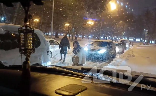 "Всё смешалось - машины, люди": на улице в Южно-Сахалинске случился коллапс