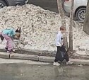 "Хорошее поколение растет": в Южно-Сахалинске заметили детей, которые убирают мусор во дворах 