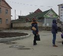 Собака на крыше дома удивила прохожих в Южно-Сахалинске