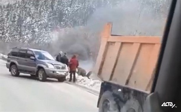 Покрышки загорелись в кузове самосвала в Холмском районе