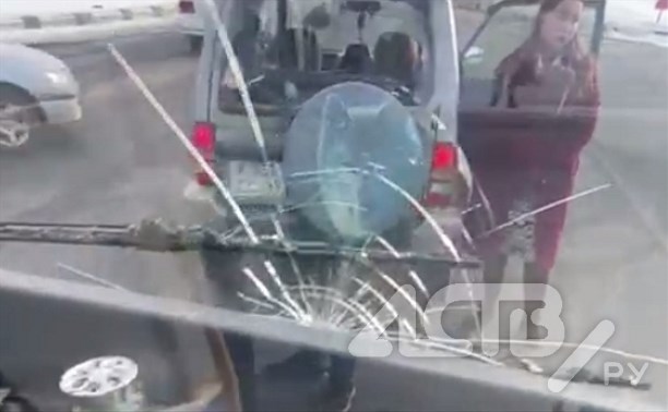 Автобус с пассажирами столкнулся с иномаркой в Южно-Сахалинске, разбито лобовое стекло