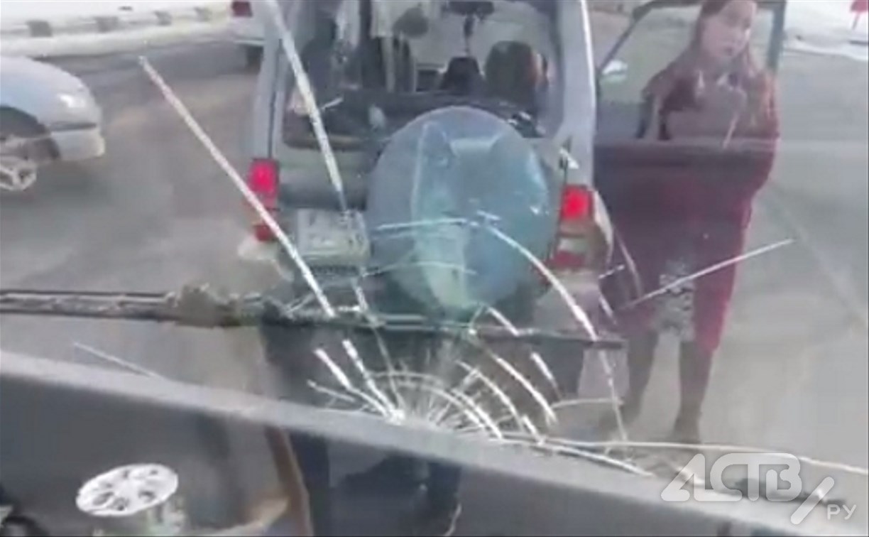 Автобус с пассажирами столкнулся с иномаркой в Южно-Сахалинске, разбито лобовое стекло