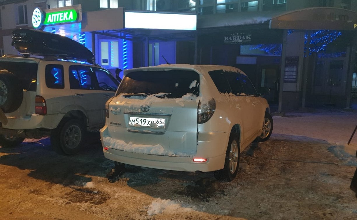 Очевидцев наезда на припаркованный автомобиль разыскивают в Южно-Сахалинске