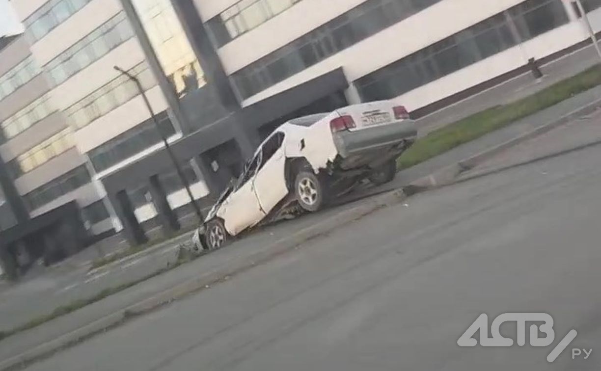 Последствия жесткой аварии на проспекте Мира сняли на видео в Южно-Сахалинске