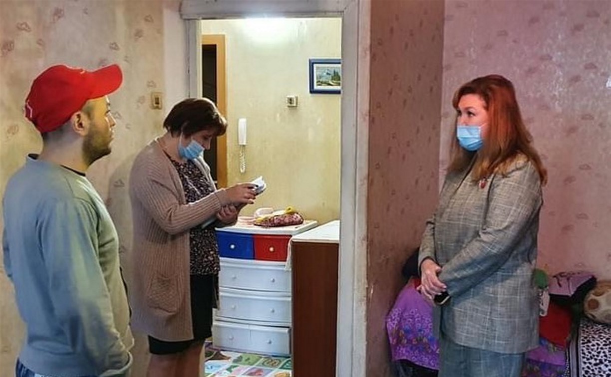 После падения двух детей с третьего этажа в Южно-Сахалинске, семья убрала ручки с окон