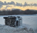 Автомобиль Электросервиса опрокинулся в Южно-Сахалинске