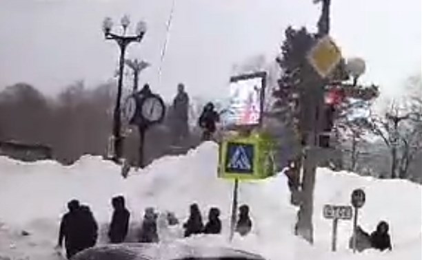 Снег Южно-Сахалинску не помеха: музыкант забрался на сугроб и спел для горожан