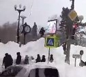Снег Южно-Сахалинску не помеха: музыкант забрался на сугроб и спел для горожан
