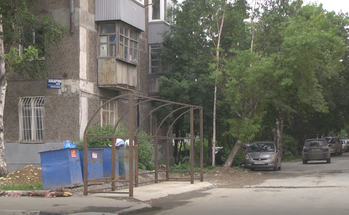 Из-за новой площадки в одном из дворов Южно-Сахалинска не могут вывезти мусор