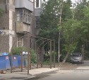 Из-за новой площадки в одном из дворов Южно-Сахалинска не могут вывезти мусор