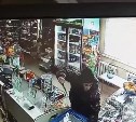 Вооружённый мужчина из-за 100 рублей набросился на продавца на Сахалине