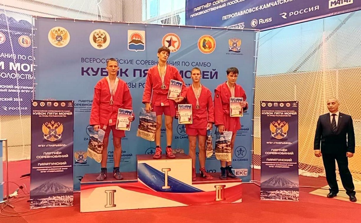 Сахалинские самбисты привезли с Камчатки четыре медали