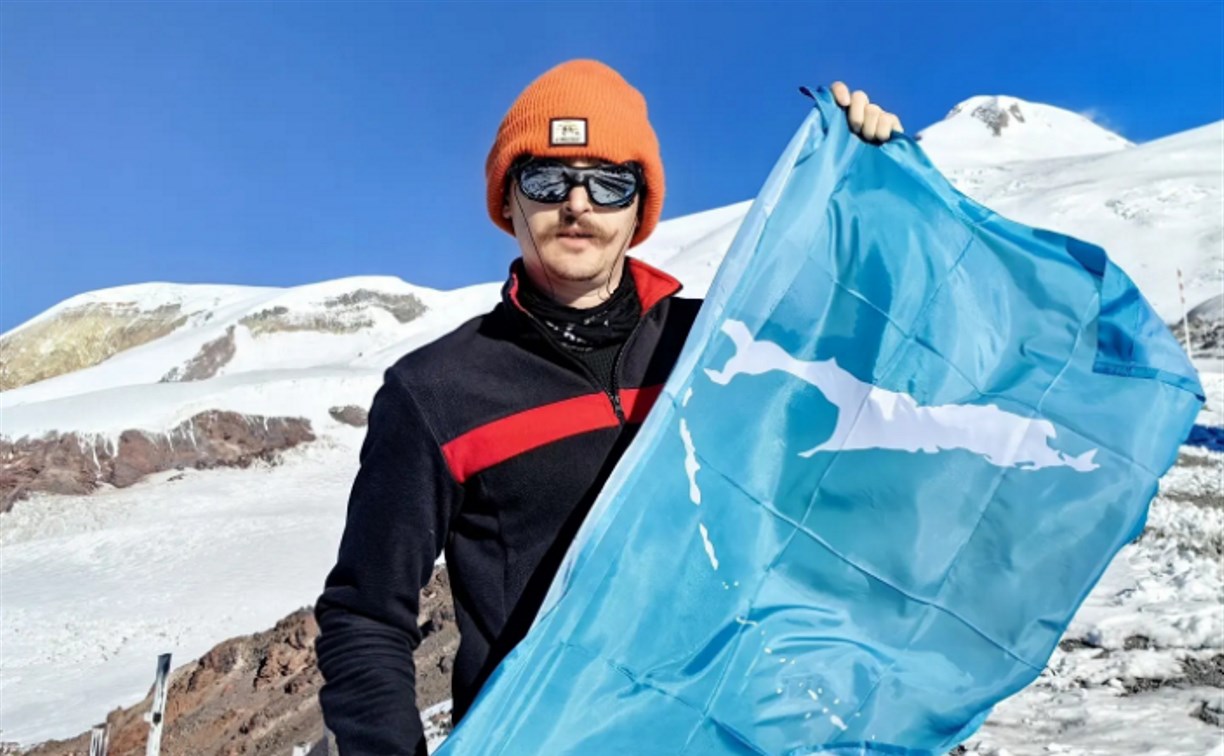 Самая молодая альпинистка, нехватка кислорода и сорвавшийся турист: история восхождения сахалинца на Эльбрус 
