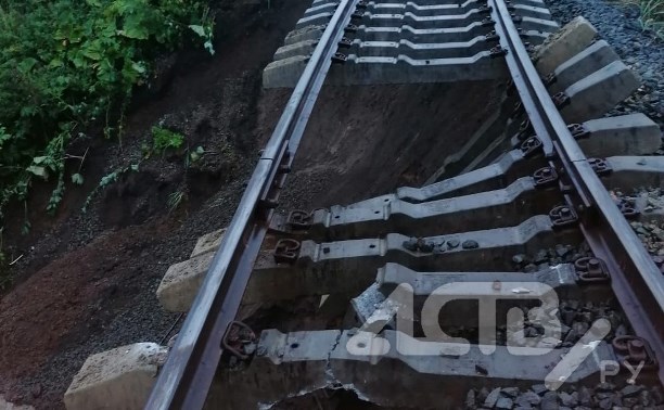 "Проскочили над обрывом": на Сахалине размыло железную дорогу, поезд едва не сошёл с рельсов