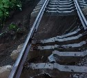 "Проскочили над обрывом": на Сахалине размыло железную дорогу, поезд едва не сошёл с рельсов
