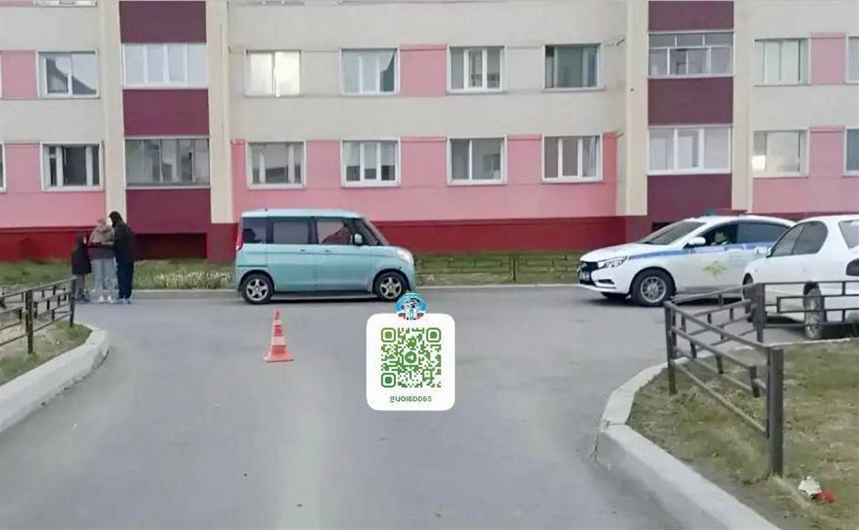 Водитель во дворе в Поронайске наехал на ногу ребенка, который собирался поехать на самокате 