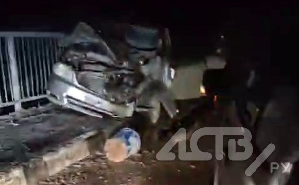 Грузовик врезался в легковушку и опрокинулся в Холмском районе