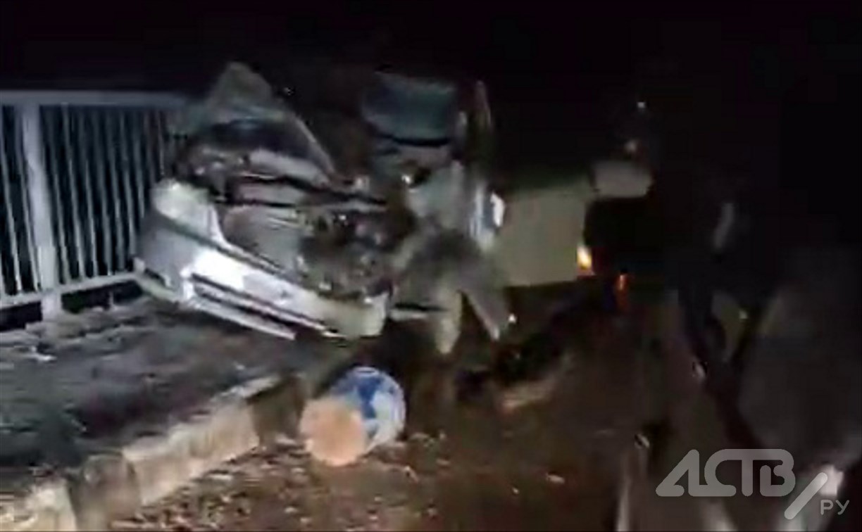 Грузовик врезался в легковушку и опрокинулся в Холмском районе