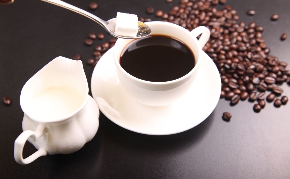 Учёные назвали безопасное для здоровья количество сахара в чае и кофе