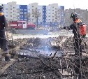 Трава загорелась рядом с автозаправкой в Южно-Сахалинске