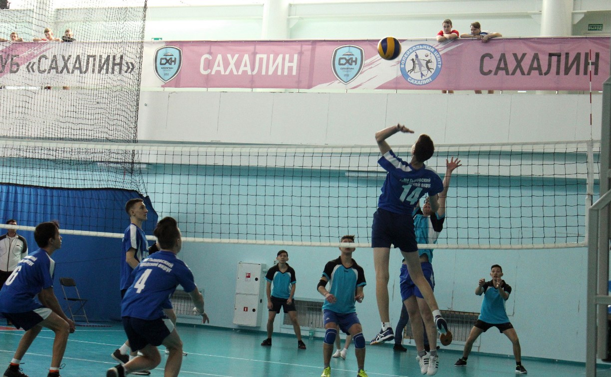 На старт первенства Сахалинской области по волейболу вышли 11 команд