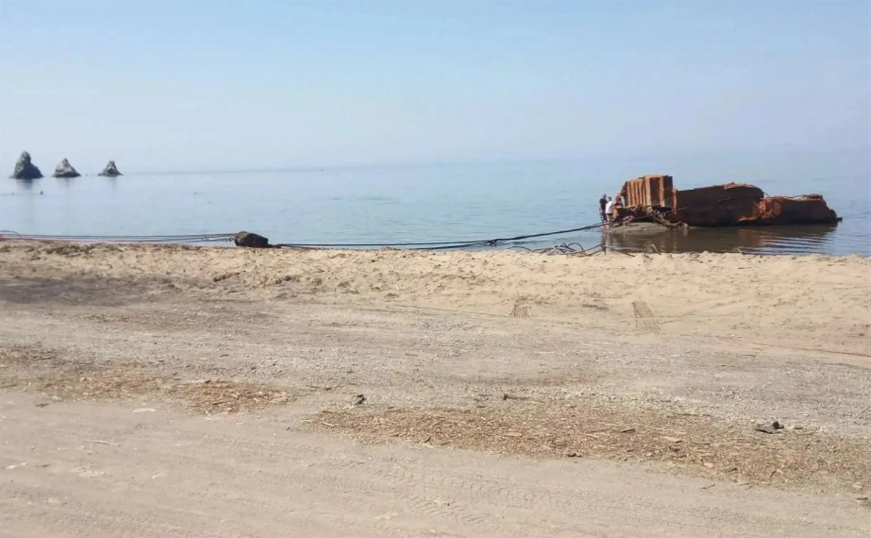 В Александровске-Сахалинском удалили затонувшее судно "Красногорец-11"