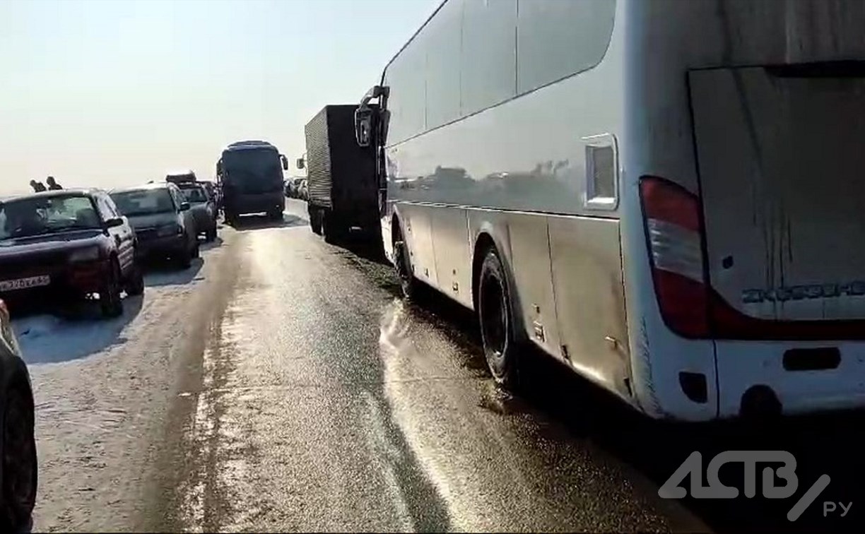 "Разъехаться не можем, вызвали ГИБДД": автомобилисты встали в жуткую пробку на трассе в Долинском районе