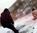 В День всех влюблённых голый парень устроил забег с полицией по заснеженному полю
