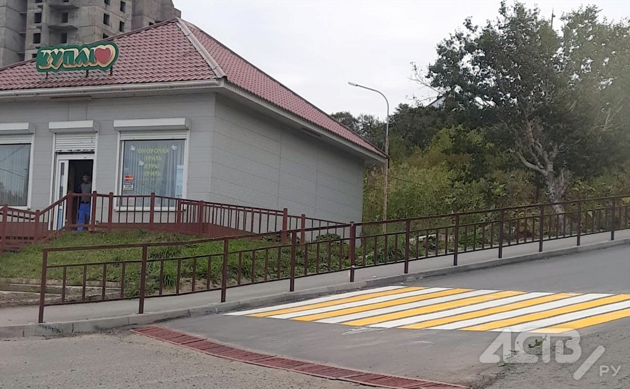 Дорога в никуда: в Холмске нарисовали пешеходный переход, который упирается в забор