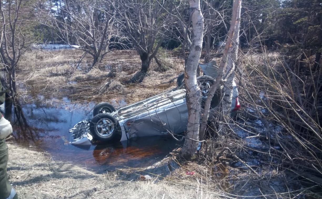 Пьяный водитель вылетел из перевернувшейся "Тойоты" в Корсаковском районе