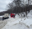 Жуткий гололёд: четыре грузовика заблокировали проезд в районе Огоньков