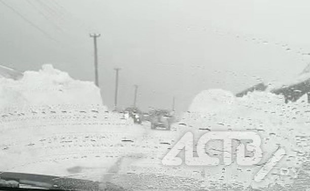 Лавина сошла на Сахалине - автомобили встали в пробку на трассе