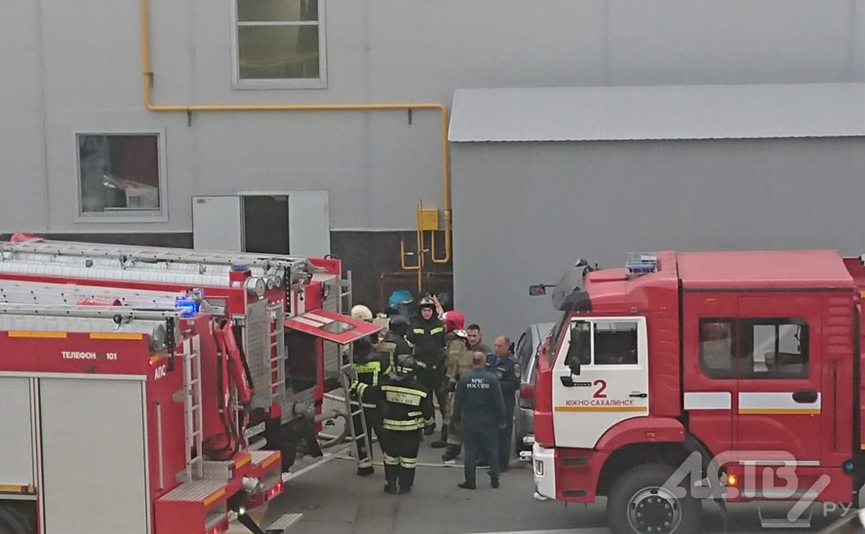 Пожарные машины съехались к крупному ТЦ в Южно-Сахалинске
