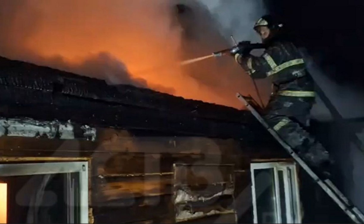 Успели до взрыва: вечером в Советском сгорел жилой дом