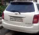 "Скоро на голову залезут": автохам в Корсакове бросил машину на пешеходной лестнице 
