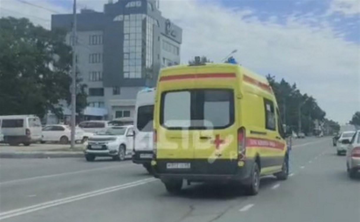11-летний мальчик попал под машину скорой помощи в Южно-Сахалинске
