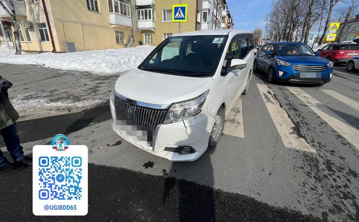 Автомобиль сбил женщину на пешеходном переходе в Южно-Сахалинске