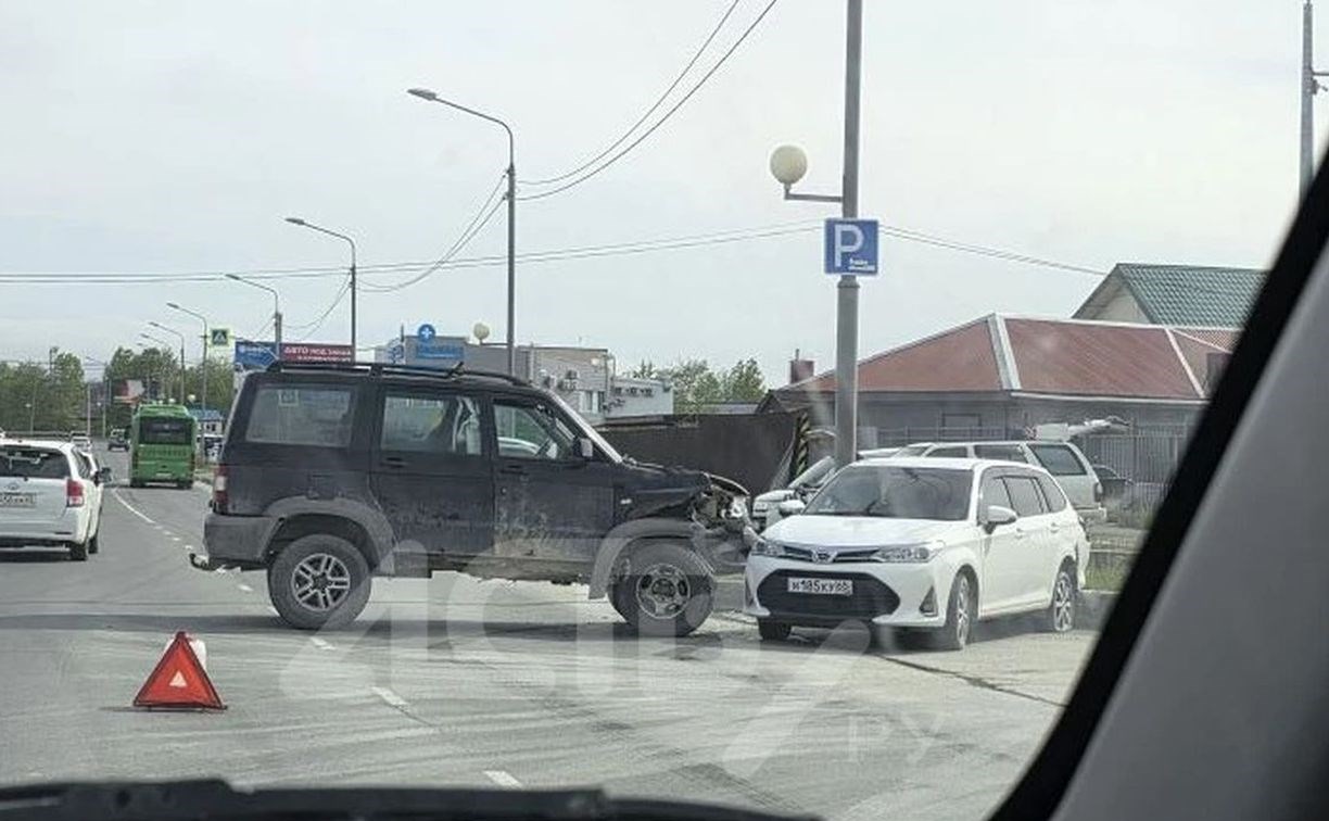 "Дверь хорошо помята": в Южно-Сахалинске УАЗ "Патриот" влетел в бок Toyota Fielder