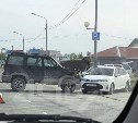 "Дверь хорошо помята": в Южно-Сахалинске УАЗ "Патриот" влетел в бок Toyota Fielder