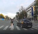 "Сильно прижало": девушка на "Инфинити" в Южно-Сахалинске едва не сбила пешехода на "зебре" 