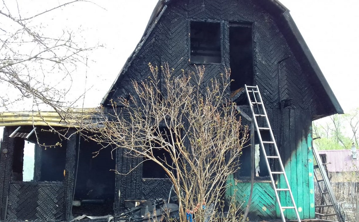В СНТ «Картонажник» в Южно-Сахалинске горит дачный дом