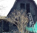 В СНТ «Картонажник» в Южно-Сахалинске горит дачный дом