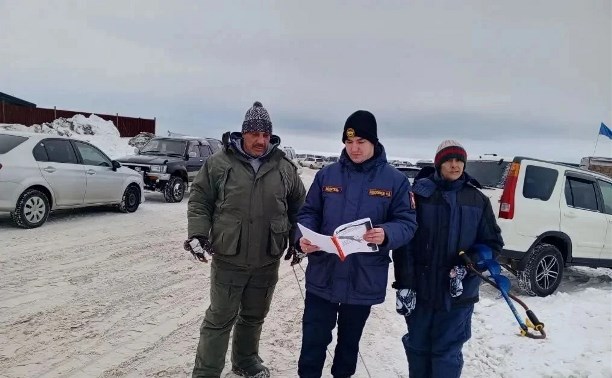 Сахалинские спасатели приехали к рыбакам в Стародубское, чтобы рассказать о важном
