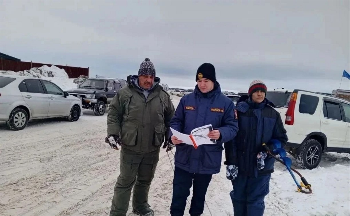 Сахалинские спасатели приехали к рыбакам в Стародубское, чтобы рассказать о важном