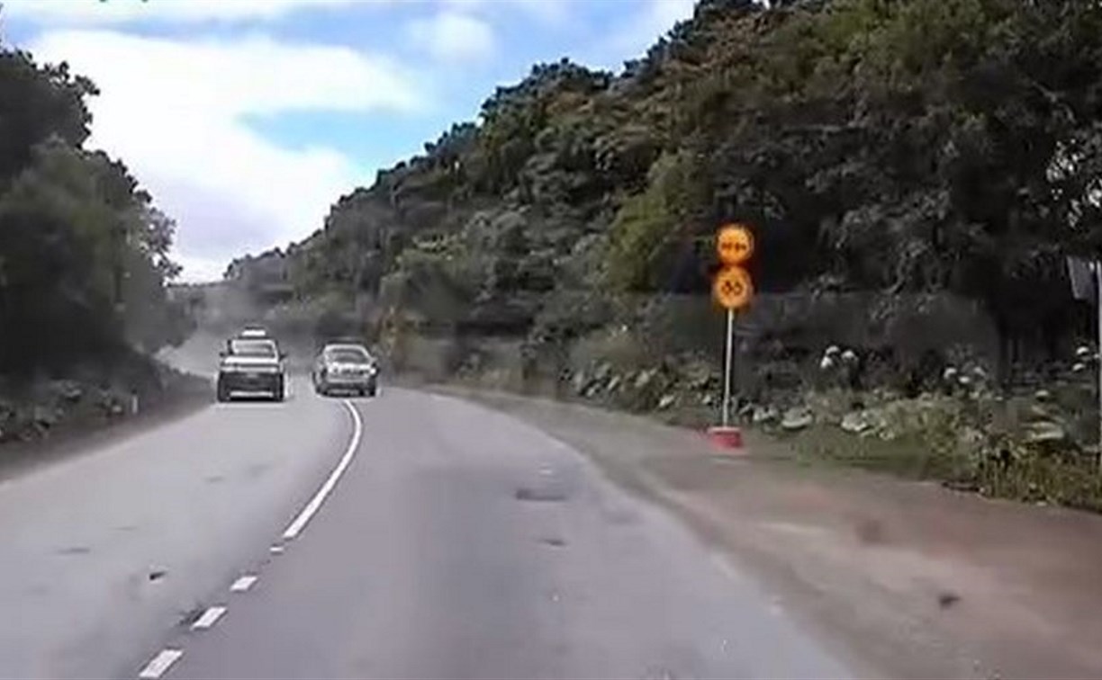 Очень опасный обгон Subaru Forester на сахалинской трассе попал на видео