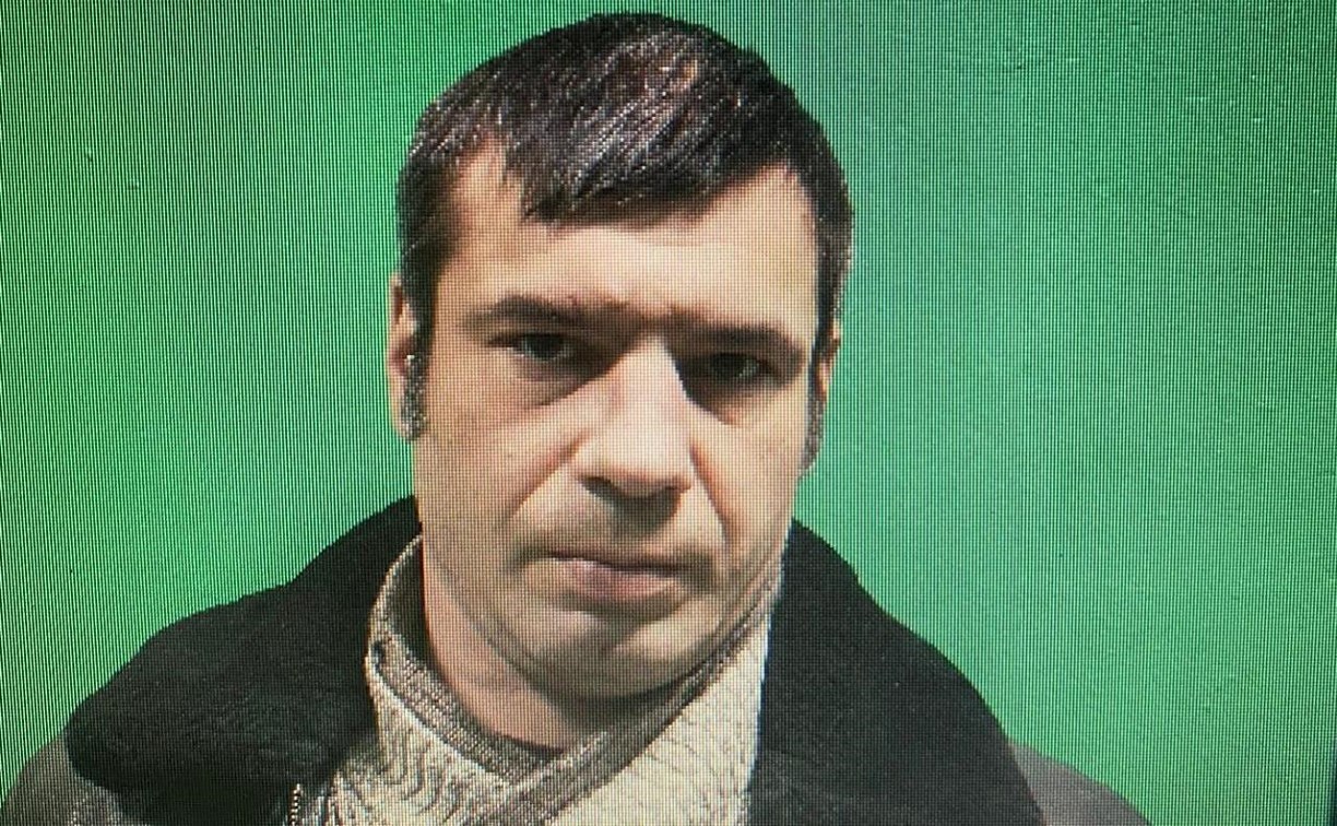 Подозреваемого в краже телефона у знакомого ищет полиция Корсакова