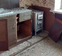 Голубиный помёт до сих пор находится в брошенной муниципальной квартире в Александровске-Сахалинском
