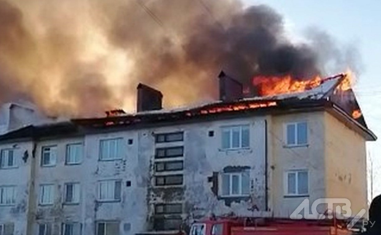 В Смирных привлекли к ответственности УК за сгоревшую крышу многоэтажки